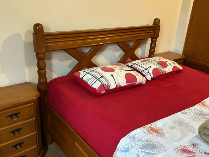 CAMA QUEEM EM MADEIRA COM GAVETÕES