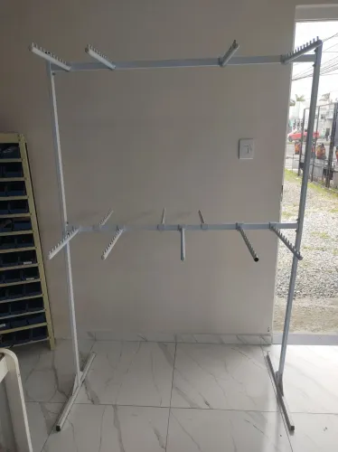 Arara Central Expositor De Chão Para Loja + 12 Braços Rts Reguláveis