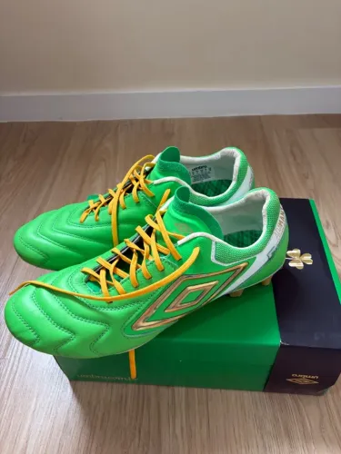Chuteira campo umbro profissional