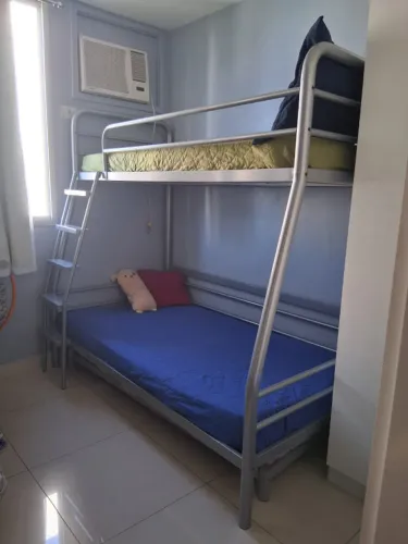 Beliche Tok&Stok com cama inferior e colchões originais