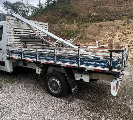Vendo carroceria de madeira (Mambrinj)