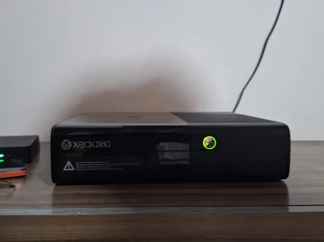 Xbox 360 completo - 2 controles originais. Bandeija com emperramento