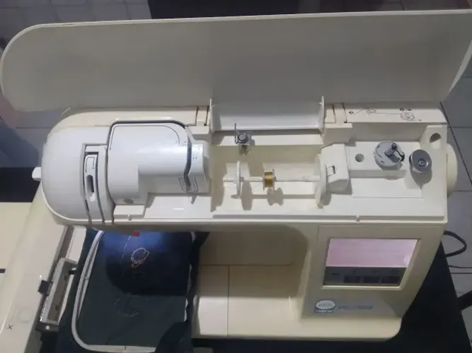 Máquina de Costura Brother PE 700 II Bordadeira Eletronica