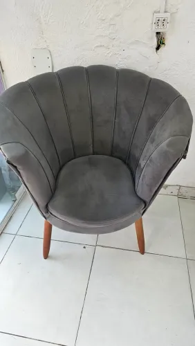 2 poltronas cinza estilo pétala
