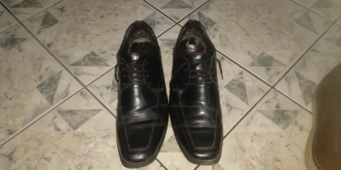 Sapato Social Masculino Clássico Preto Andar Shoes (com o solado rasgado)