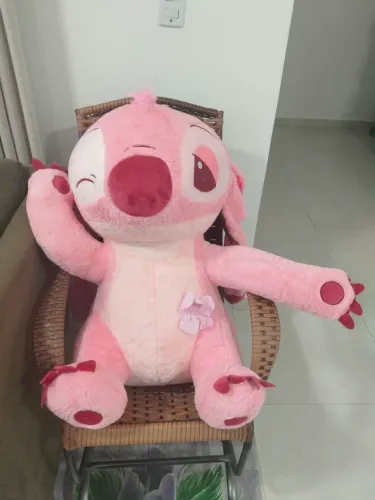 Vendo uma linda pelúcia gigante do Lilo Stitch de cor rosa