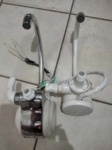 Vendo 2 torneiras elétricas 220v Lorenzett + Enebras ( Pra Conserto )