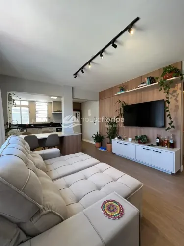 Apartamento reformado e mobiliado com 2 dormitórios, vaga coberta, vista livre e sol norte