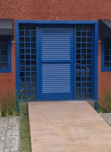 Porta em Madeira IPE , com grades laterais, grades de janela e janela de madeira