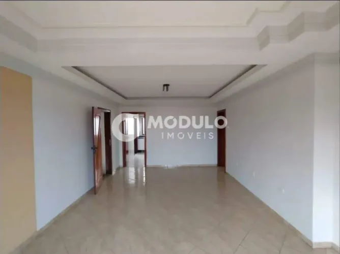 Apartamento sobre loja disponível para locação no bairro Marta Helena.