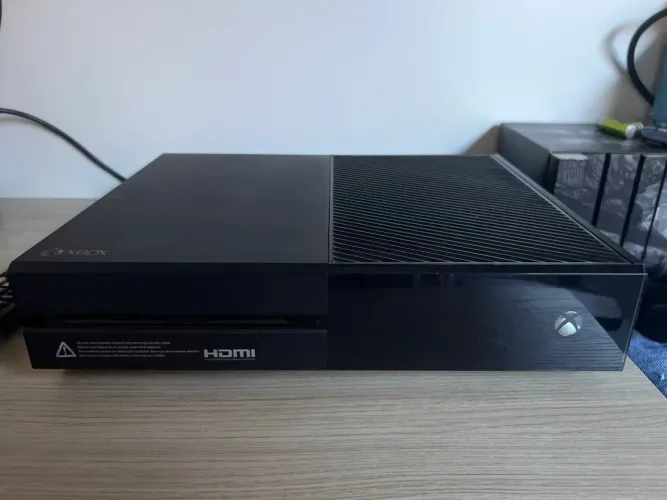 Xbox one impecável- acompanha 2 manetes, cabos originais, fonte original e caixa
