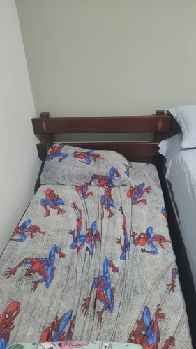 Cama de madeira