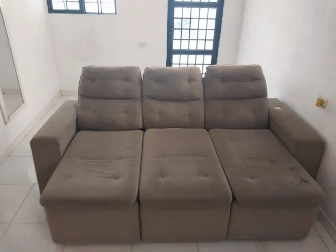 Sofá 3 lugares retrátil em suede (marrom)
