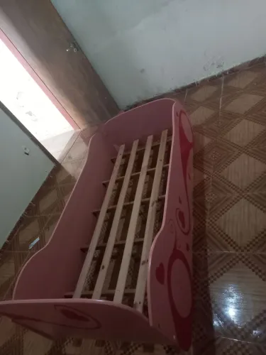 Vendo cama de solteiro infantil feminina rosa só uns detalhes