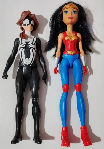 Lote 2 Bonecas Heroínas 30cm: Mulher Maravilha + Spider-Girl Ótimo Estado.