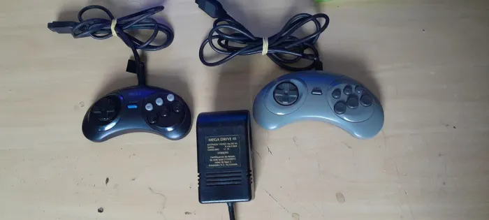 Vendo controles e fonte de mega drive com defeito