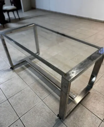 Mesa de vidro com rodinhas.