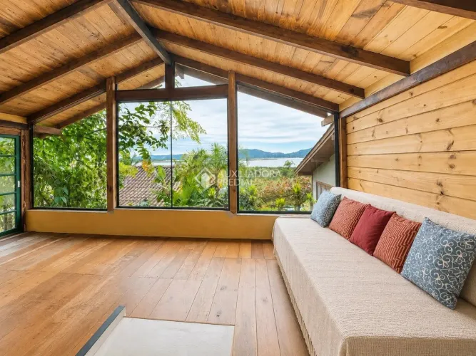 Casa com linda vista para a Lagoa no bairro Encantada em Garopaba