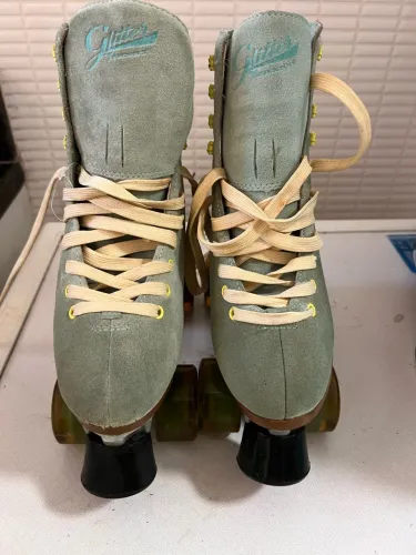 Vende -se patins retrô com brinde