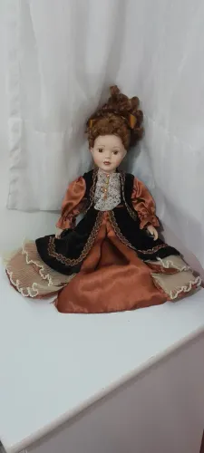 LINDA E ANTIGA BONECA PORTUGUESA EM PORCELANA 