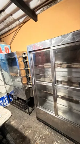 Máquina de frango assado