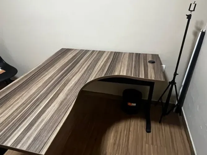 Mesa de escritório marca Avanti -1 ano de uso mas como pouco uso