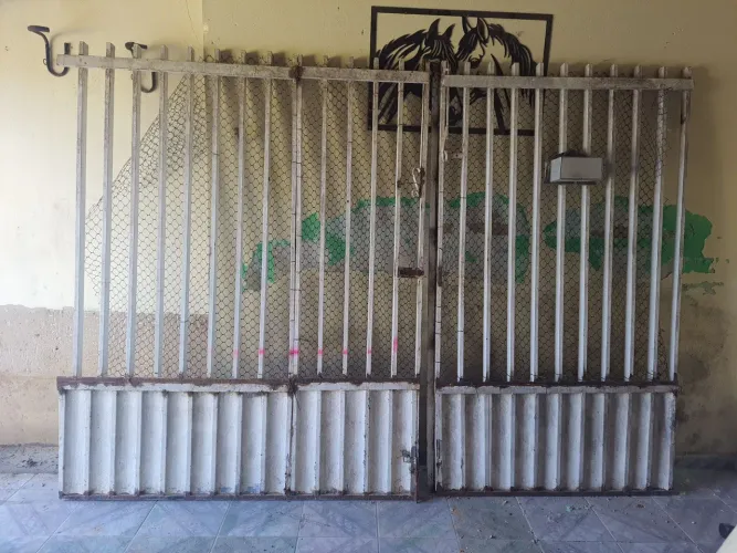 Portão de ferro medindo 3 metros 