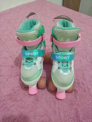 Patins infantil feminino,em perfeito estado de conservação