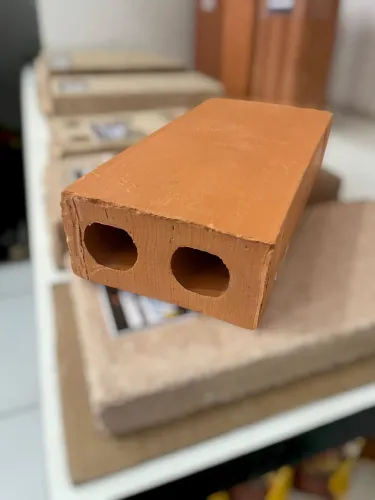 Tijolo cerâmico e 2 furos
