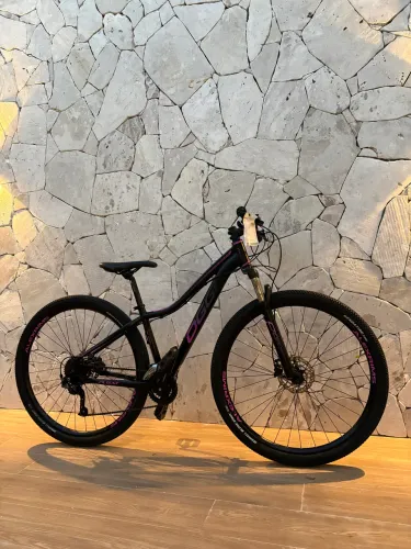 Vendo Bike Oggi feminina Float 5.0, estado de nova pouco uso aro 29, tamanho 17