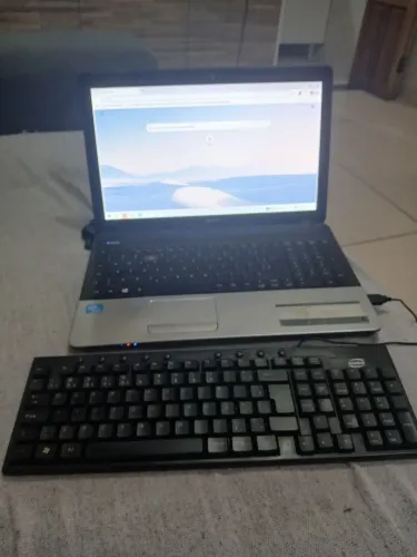 Vendo notebook da acer, mais teclado e carregador.
