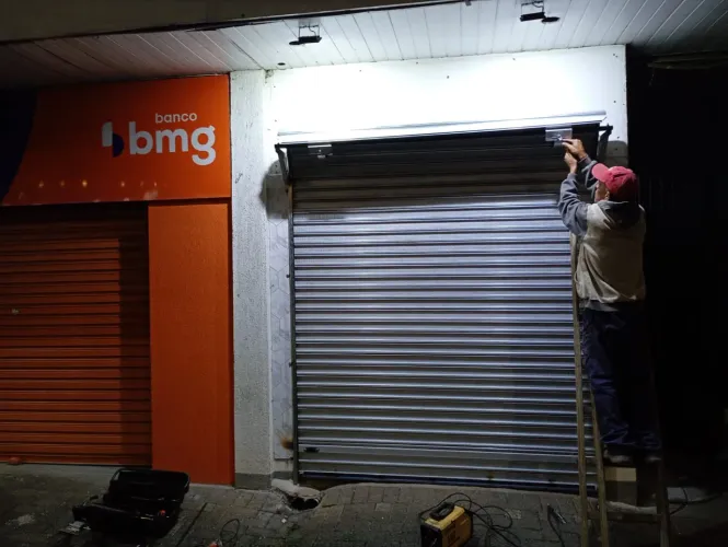 Vende-se portas de aço de enrolar sobe medida.