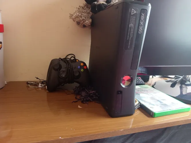 Xbox 360 com dois controles e dois jogos físicos