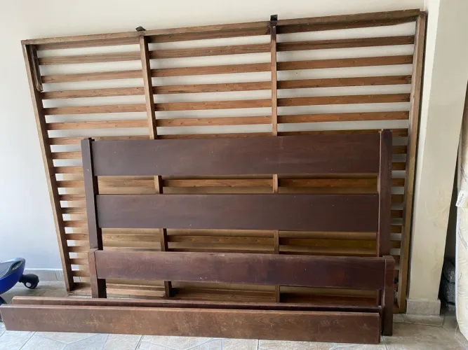 Cama de madeira boa usada 