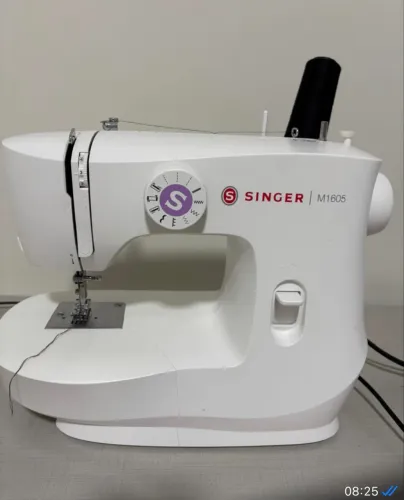 Linda máquina de costura doméstica singer