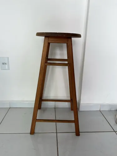 banco alto de madeira 