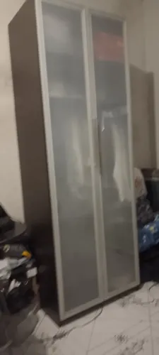 Guarda roupa com porta de vidro sem Mem uma avaria 