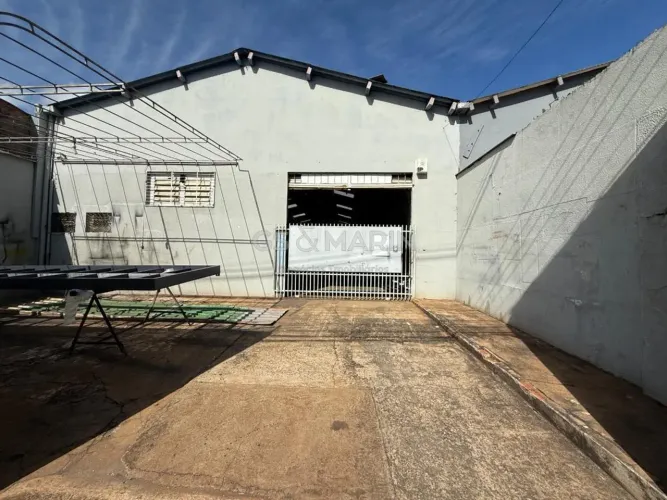 Barracão comercial com 423m² e zoneamento ZC2 na região Norte de Londrina