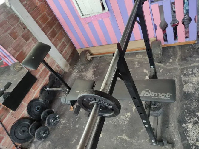 106 kg de anilhas de ferro + banco com treino de supino e pernas + barras