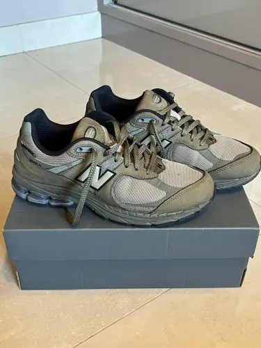 Tênis New Balance 2002r Verde musgo 41