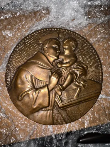 Medalha comemorativa em bronze Santo Antônio de Pádua segurando o Menino Jesus,