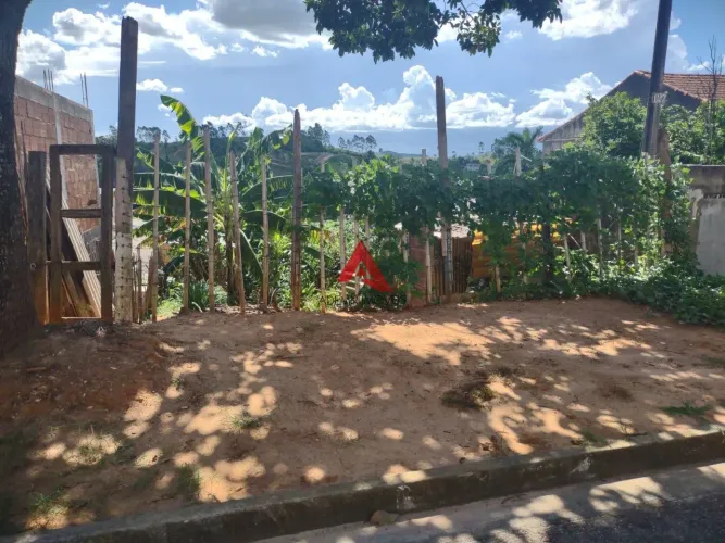 Terreno à Venda - Bairro Primeiro de Maio, Jacareí (SP)