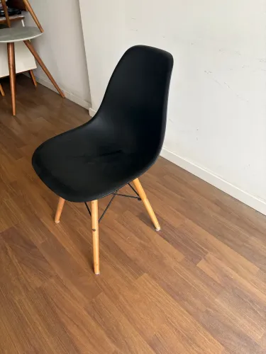 Cadeira EAMES - Preta