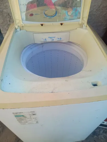 Máquina de lavar roupas Dako 10 kilos mas funciona como tanquinho pois não está centrufand
