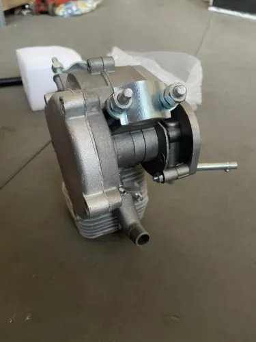 Este é um motor 2 tempos de 80cc ou 100cc projetado para conversão de bicicletas.