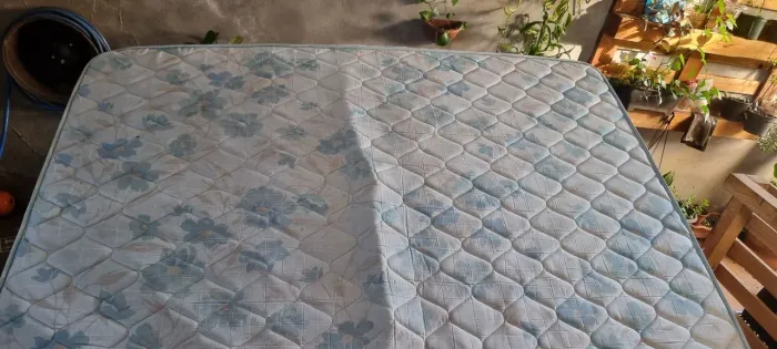 Sofá dois lugares e um colchão de casal