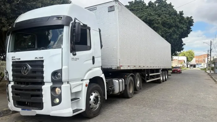 Cavalinho VW 25390 com carreta 03 eixos 28 paletes, todo revisado, bomba, turbina novos.