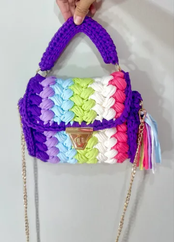 Bolsa de malha parecida com crochê 