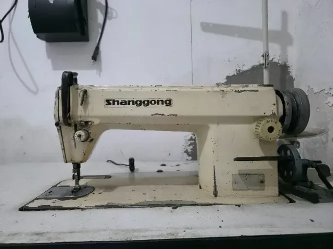 Máquina de Costura Industrial Reta Shanggong + Motor WEG
