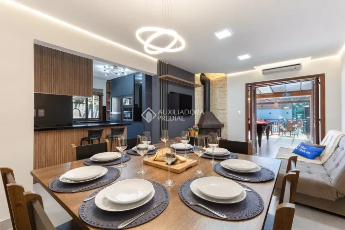Casa de 230m², 3 Quartos , 2 suítes a 100m da praia do Pico da Cruz - Pronta para morar!